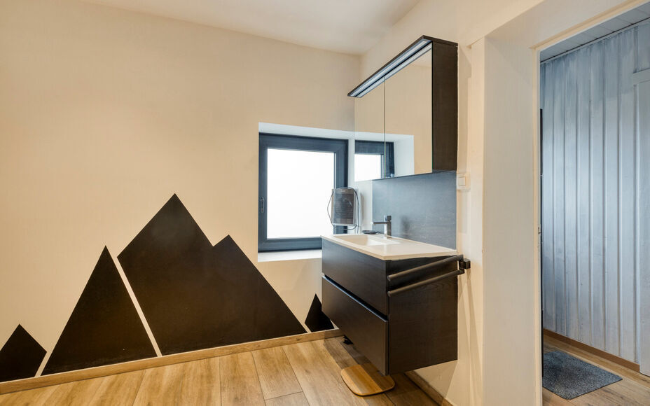 Leemans Immobiliën vous propose cette charmante maison, prête à emménager, située dans le cadre champêtre et paisible d'Asbeek. Son emplacement idéal vous offre un cadre de vie parfait, alliant confort et praticité. Routes principales, transports 