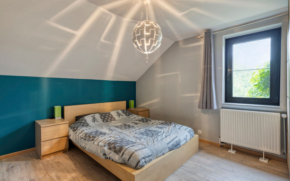 Leemans Immobiliën vous propose cette charmante maison, prête à emménager, située dans le cadre champêtre et paisible d'Asbeek. Son emplacement idéal vous offre un cadre de vie parfait, alliant confort et praticité. Routes principales, transports 