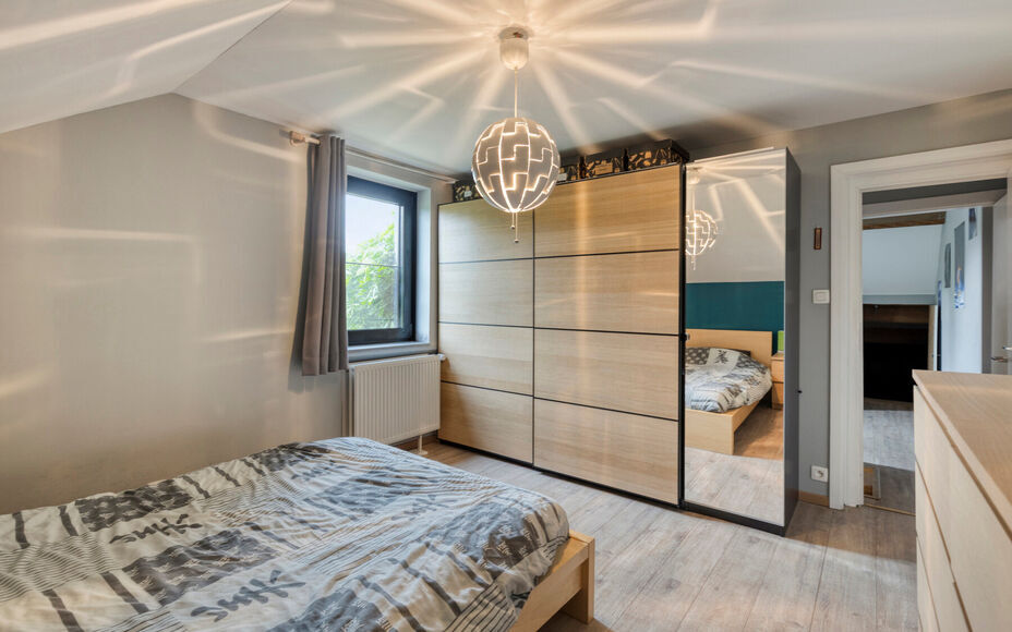 Leemans Immobiliën vous propose cette charmante maison, prête à emménager, située dans le cadre champêtre et paisible d'Asbeek. Son emplacement idéal vous offre un cadre de vie parfait, alliant confort et praticité. Routes principales, transports 