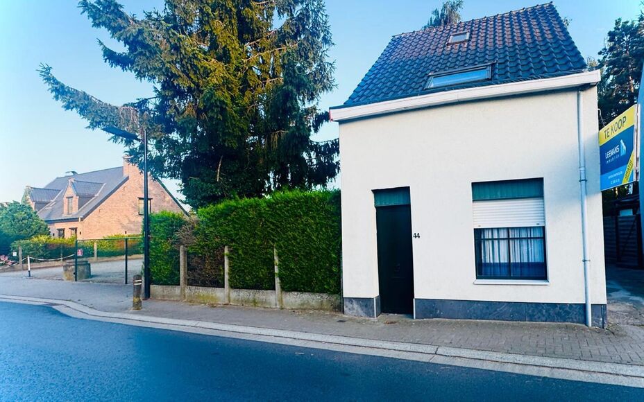 Leemans Immobiliën vous propose cette charmante maison idéalement située au cœur d'Asse. Grâce à son excellente accessibilité, écoles, transports en commun, commerces, installations sportives, pistes cyclables et sentiers pédestres, ainsi que gra