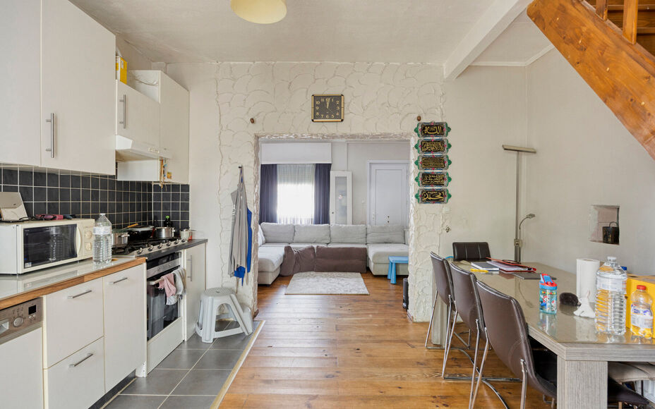 Leemans Immobiliën vous propose cette charmante maison idéalement située au cœur d'Asse. Grâce à son excellente accessibilité, écoles, transports en commun, commerces, installations sportives, pistes cyclables et sentiers pédestres, ainsi que gra