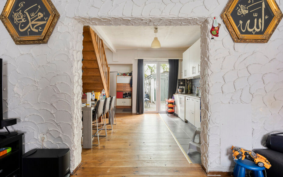 Leemans Immobiliën vous propose cette charmante maison idéalement située au cœur d'Asse. Grâce à son excellente accessibilité, écoles, transports en commun, commerces, installations sportives, pistes cyclables et sentiers pédestres, ainsi que gra