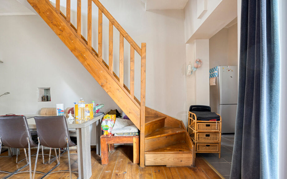 Leemans Immobiliën vous propose cette charmante maison idéalement située au cœur d'Asse. Grâce à son excellente accessibilité, écoles, transports en commun, commerces, installations sportives, pistes cyclables et sentiers pédestres, ainsi que gra
