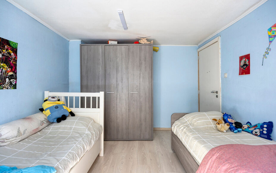 Leemans Immobiliën vous propose cette charmante maison idéalement située au cœur d'Asse. Grâce à son excellente accessibilité, écoles, transports en commun, commerces, installations sportives, pistes cyclables et sentiers pédestres, ainsi que gra