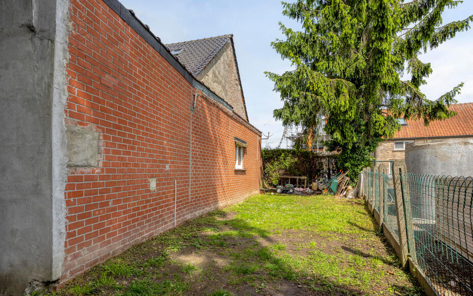 Leemans Immobiliën vous propose cette charmante maison idéalement située au cœur d'Asse. Grâce à son excellente accessibilité, écoles, transports en commun, commerces, installations sportives, pistes cyclables et sentiers pédestres, ainsi que gra