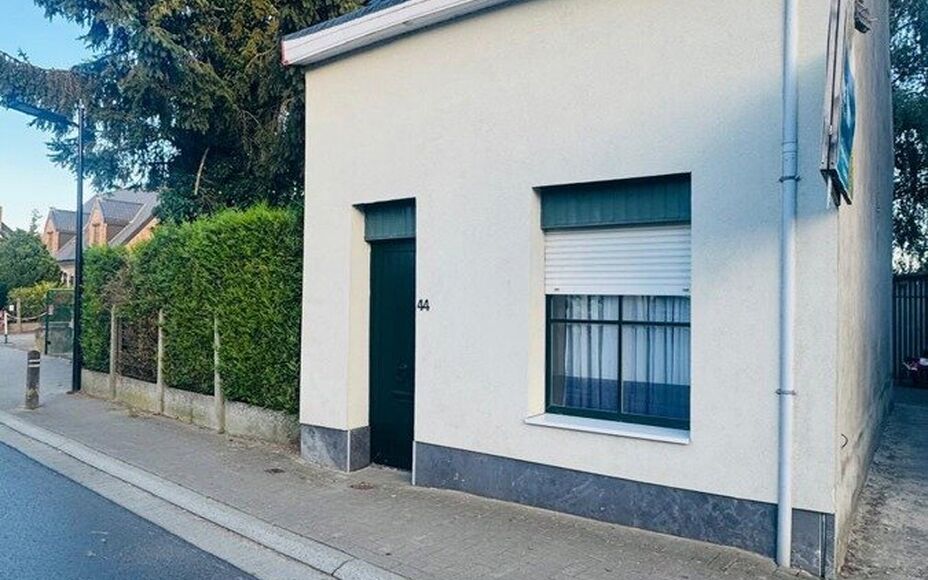 Leemans Immobiliën vous propose cette charmante maison idéalement située au cœur d'Asse. Grâce à son excellente accessibilité, écoles, transports en commun, commerces, installations sportives, pistes cyclables et sentiers pédestres, ainsi que gra
