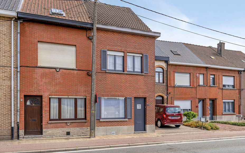 Leemans Immobiliën vous propose cette maison clé en main, en parfait état et idéalement située au cœur d'Asse. Grâce à sa situation centrale, commerces, écoles, transports en commun, installations sportives et grands axes routiers sont accessible