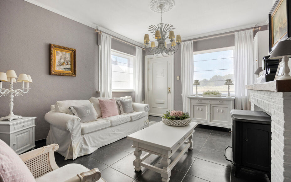 Leemans Immobiliën vous propose cette maison clé en main, en parfait état et idéalement située au cœur d'Asse. Grâce à sa situation centrale, commerces, écoles, transports en commun, installations sportives et grands axes routiers sont accessible