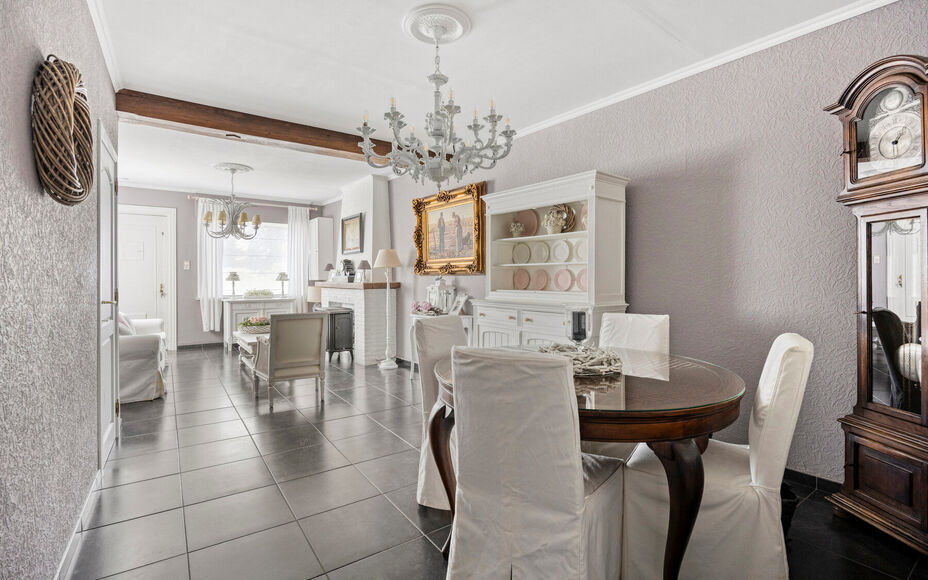 Leemans Immobiliën vous propose cette maison clé en main, en parfait état et idéalement située au cœur d'Asse. Grâce à sa situation centrale, commerces, écoles, transports en commun, installations sportives et grands axes routiers sont accessible