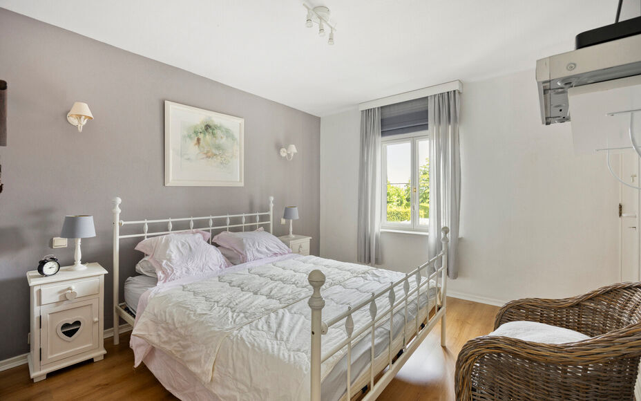 Leemans Immobiliën vous propose cette maison clé en main, en parfait état et idéalement située au cœur d'Asse. Grâce à sa situation centrale, commerces, écoles, transports en commun, installations sportives et grands axes routiers sont accessible