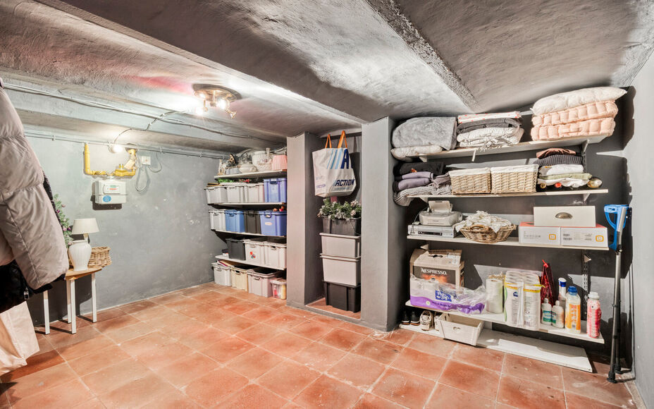 Leemans Immobiliën vous propose cette maison clé en main, en parfait état et idéalement située au cœur d'Asse. Grâce à sa situation centrale, commerces, écoles, transports en commun, installations sportives et grands axes routiers sont accessible