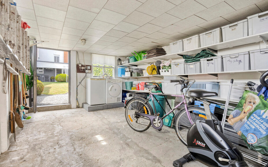 Leemans Immobiliën vous propose cette maison clé en main, en parfait état et idéalement située au cœur d'Asse. Grâce à sa situation centrale, commerces, écoles, transports en commun, installations sportives et grands axes routiers sont accessible