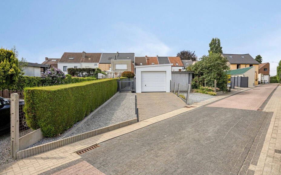 Leemans Immobiliën vous propose cette maison clé en main, en parfait état et idéalement située au cœur d'Asse. Grâce à sa situation centrale, commerces, écoles, transports en commun, installations sportives et grands axes routiers sont accessible