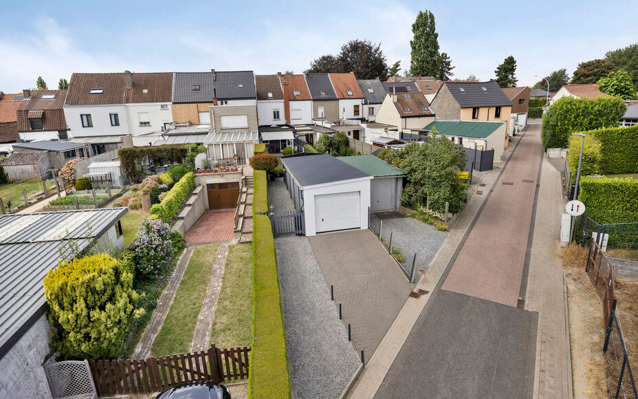 Leemans Immobiliën vous propose cette maison clé en main, en parfait état et idéalement située au cœur d'Asse. Grâce à sa situation centrale, commerces, écoles, transports en commun, installations sportives et grands axes routiers sont accessible