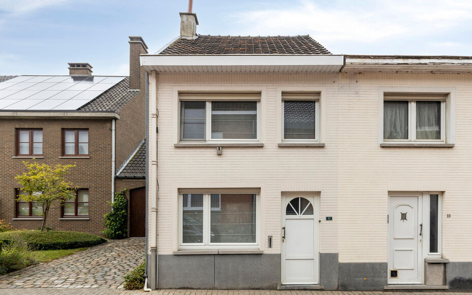 Leemans Immobiliën vous propose cette charmante maison située dans un quartier calme et agréable d'Asse-Ter-Heide. Grâce à sa situation idéale, commerces, écoles, transports en commun, installations sportives et grands axes routiers sont facilement