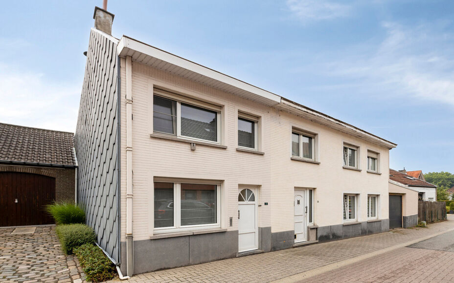 Leemans Immobiliën vous propose cette charmante maison située dans un quartier calme et agréable d'Asse-Ter-Heide. Grâce à sa situation idéale, commerces, écoles, transports en commun, installations sportives et grands axes routiers sont facilement