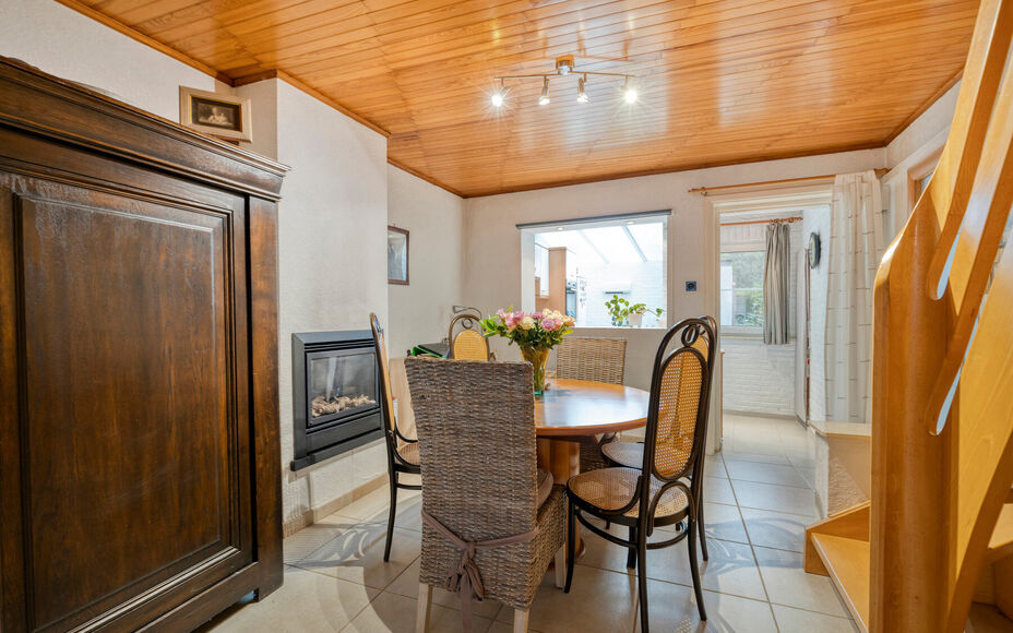 Leemans Immobiliën vous propose cette charmante maison située dans un quartier calme et agréable d'Asse-Ter-Heide. Grâce à sa situation idéale, commerces, écoles, transports en commun, installations sportives et grands axes routiers sont facilement