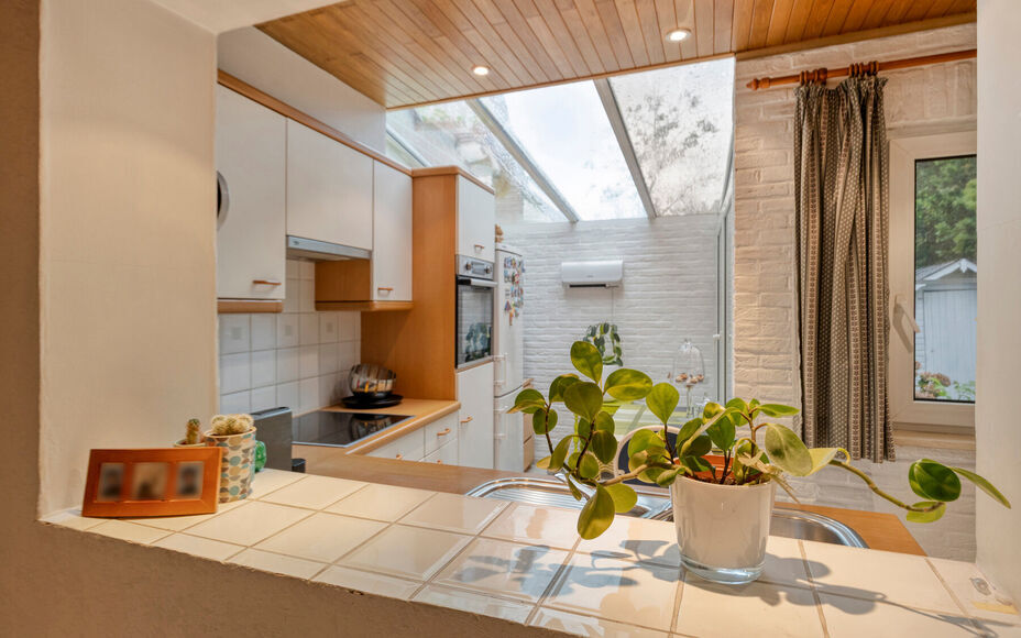 Leemans Immobiliën vous propose cette charmante maison située dans un quartier calme et agréable d'Asse-Ter-Heide. Grâce à sa situation idéale, commerces, écoles, transports en commun, installations sportives et grands axes routiers sont facilement