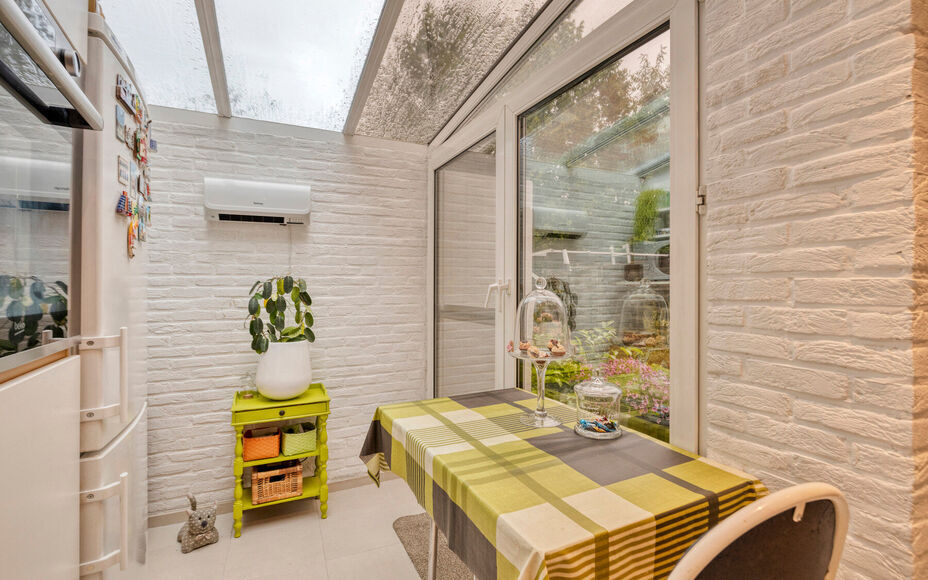 Leemans Immobiliën vous propose cette charmante maison située dans un quartier calme et agréable d'Asse-Ter-Heide. Grâce à sa situation idéale, commerces, écoles, transports en commun, installations sportives et grands axes routiers sont facilement