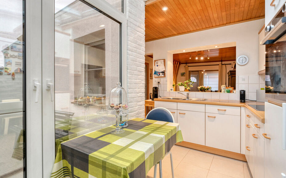 Leemans Immobiliën vous propose cette charmante maison située dans un quartier calme et agréable d'Asse-Ter-Heide. Grâce à sa situation idéale, commerces, écoles, transports en commun, installations sportives et grands axes routiers sont facilement