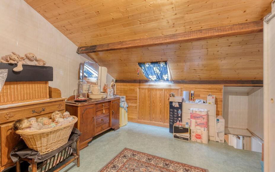 Leemans Immobiliën vous propose cette charmante maison située dans un quartier calme et agréable d'Asse-Ter-Heide. Grâce à sa situation idéale, commerces, écoles, transports en commun, installations sportives et grands axes routiers sont facilement