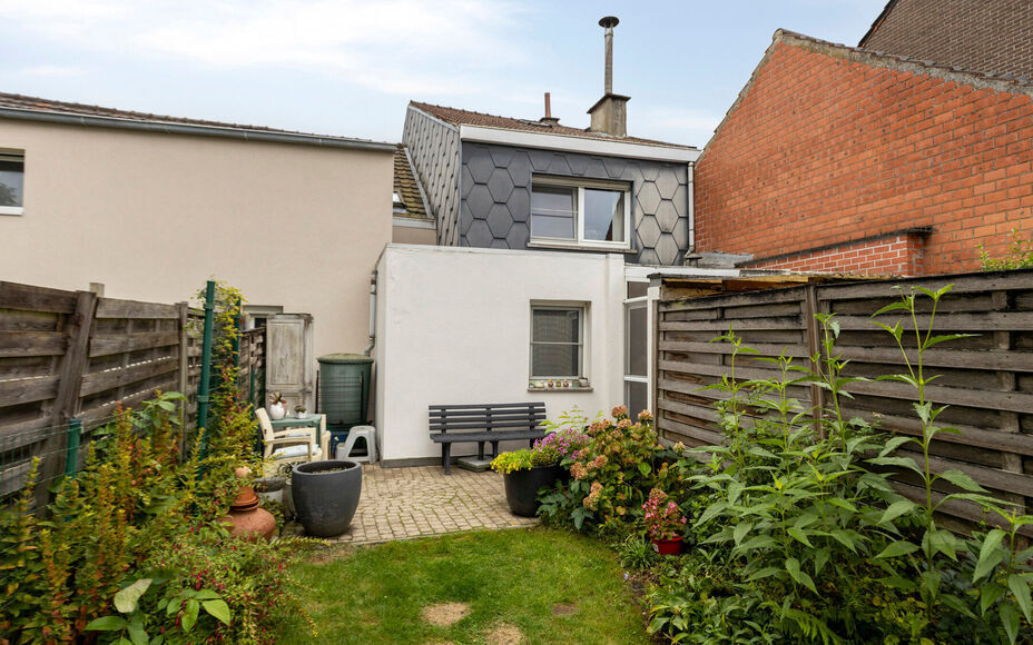 Leemans Immobiliën vous propose cette charmante maison située dans un quartier calme et agréable d'Asse-Ter-Heide. Grâce à sa situation idéale, commerces, écoles, transports en commun, installations sportives et grands axes routiers sont facilement