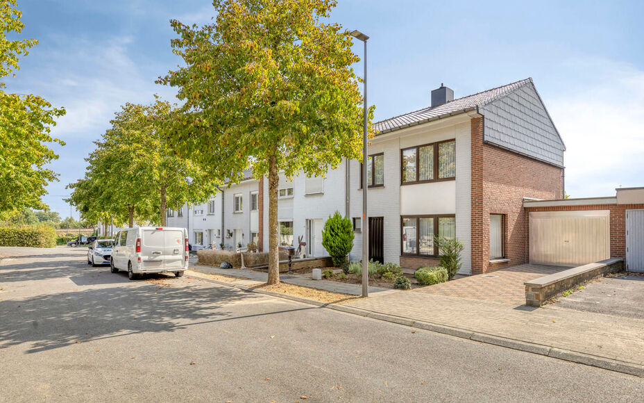 Leemans Immobiliën vous propose cette maison confortable, idéalement située au cœur d'Asse. Grâce à sa situation privilégiée, commerces, écoles, installations sportives, transports en commun et grands axes routiers sont accessibles à pied. Un em