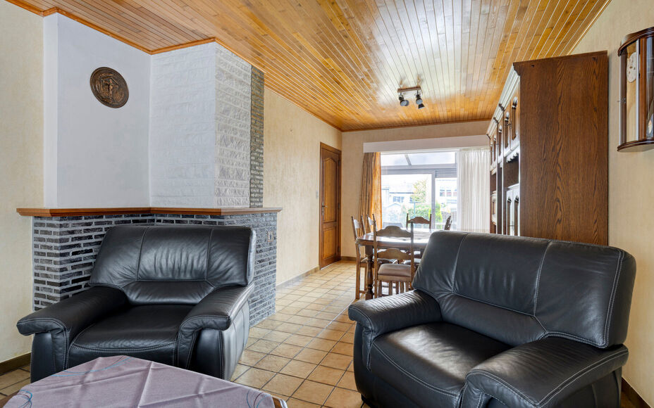 Leemans Immobiliën vous propose cette maison confortable, idéalement située au cœur d'Asse. Grâce à sa situation privilégiée, commerces, écoles, installations sportives, transports en commun et grands axes routiers sont accessibles à pied. Un em