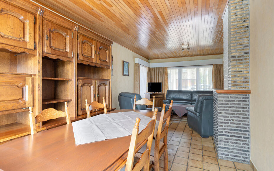 Leemans Immobiliën vous propose cette maison confortable, idéalement située au cœur d'Asse. Grâce à sa situation privilégiée, commerces, écoles, installations sportives, transports en commun et grands axes routiers sont accessibles à pied. Un em