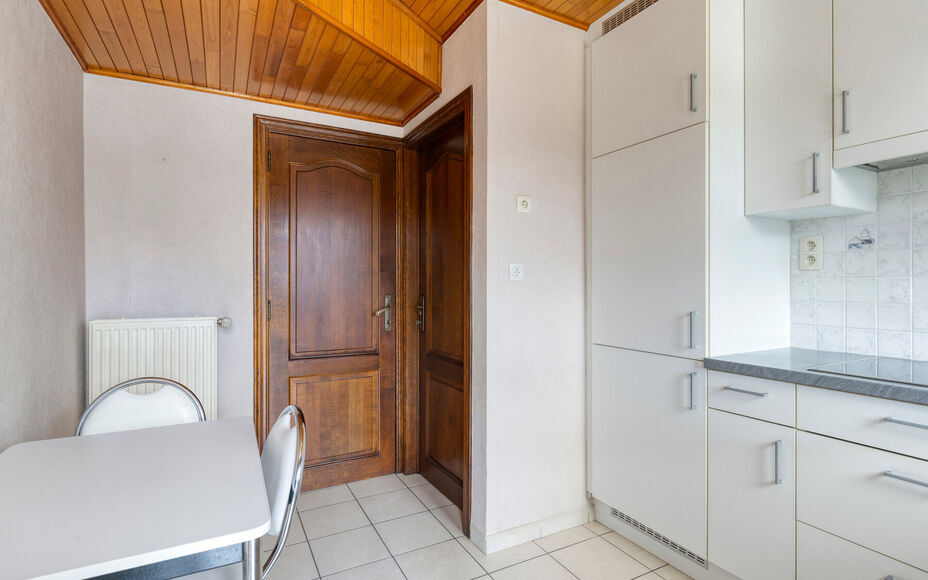 Leemans Immobiliën vous propose cette maison confortable, idéalement située au cœur d'Asse. Grâce à sa situation privilégiée, commerces, écoles, installations sportives, transports en commun et grands axes routiers sont accessibles à pied. Un em