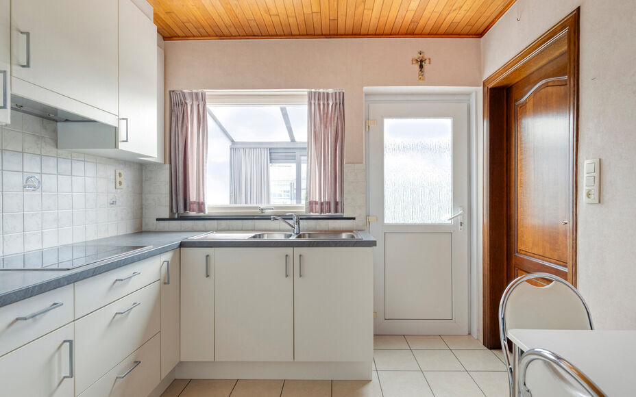 Leemans Immobiliën vous propose cette maison confortable, idéalement située au cœur d'Asse. Grâce à sa situation privilégiée, commerces, écoles, installations sportives, transports en commun et grands axes routiers sont accessibles à pied. Un em
