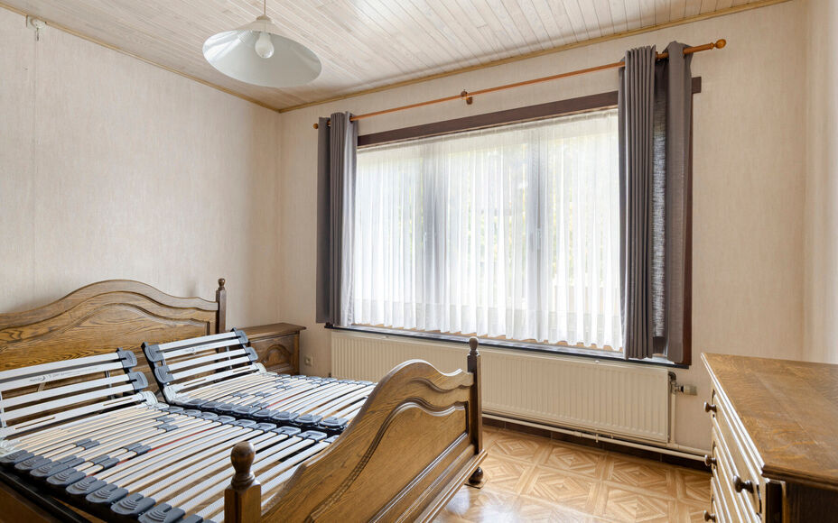 Leemans Immobiliën vous propose cette maison confortable, idéalement située au cœur d'Asse. Grâce à sa situation privilégiée, commerces, écoles, installations sportives, transports en commun et grands axes routiers sont accessibles à pied. Un em