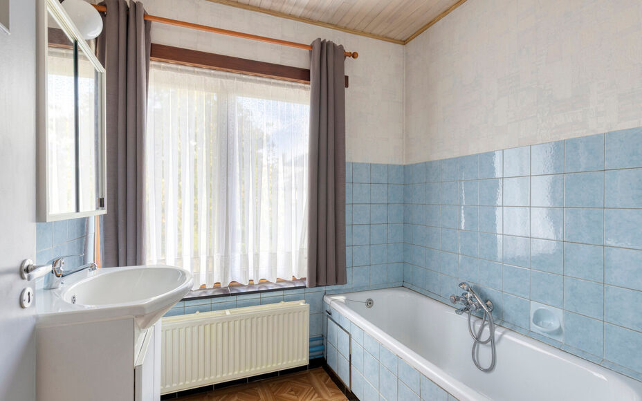 Leemans Immobiliën vous propose cette maison confortable, idéalement située au cœur d'Asse. Grâce à sa situation privilégiée, commerces, écoles, installations sportives, transports en commun et grands axes routiers sont accessibles à pied. Un em