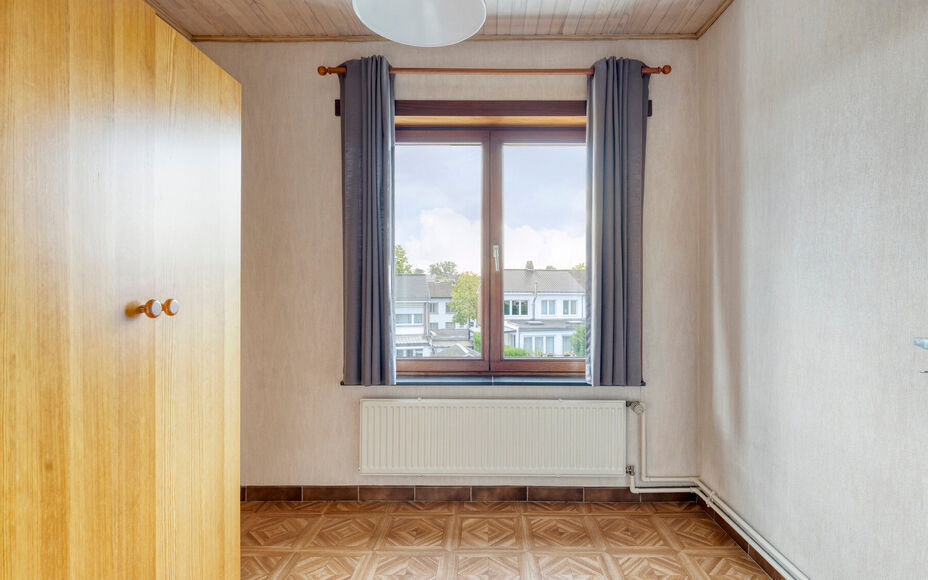 Leemans Immobiliën vous propose cette maison confortable, idéalement située au cœur d'Asse. Grâce à sa situation privilégiée, commerces, écoles, installations sportives, transports en commun et grands axes routiers sont accessibles à pied. Un em