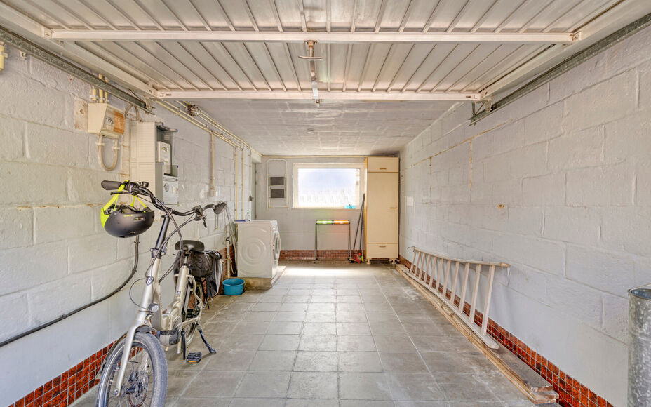 Leemans Immobiliën vous propose cette maison confortable, idéalement située au cœur d'Asse. Grâce à sa situation privilégiée, commerces, écoles, installations sportives, transports en commun et grands axes routiers sont accessibles à pied. Un em