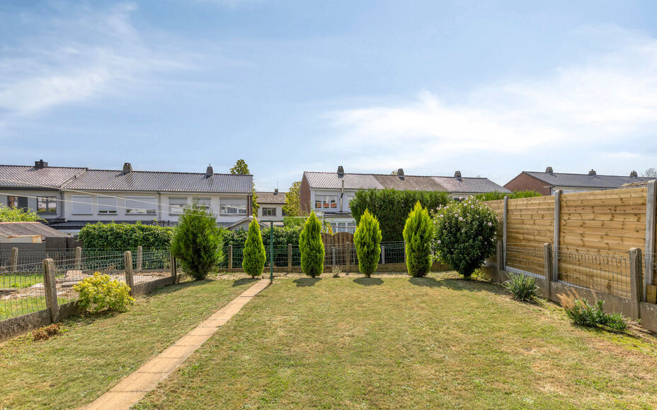 Leemans Immobiliën vous propose cette maison confortable, idéalement située au cœur d'Asse. Grâce à sa situation privilégiée, commerces, écoles, installations sportives, transports en commun et grands axes routiers sont accessibles à pied. Un em