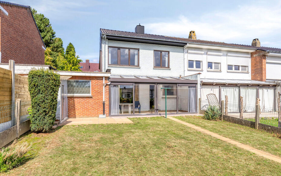 Leemans Immobiliën vous propose cette maison confortable, idéalement située au cœur d'Asse. Grâce à sa situation privilégiée, commerces, écoles, installations sportives, transports en commun et grands axes routiers sont accessibles à pied. Un em