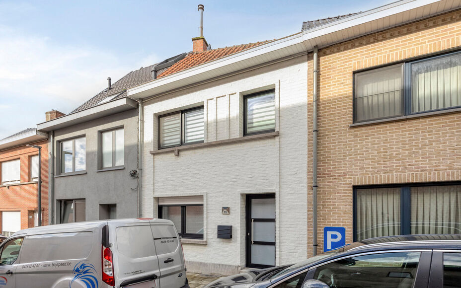 LEEMANS IMMOBILIËN vous propose cette maison rénovée, idéalement située au cœur d'Asse. Grâce à un cadre de vie agréable, un agencement pratique et un jardin accueillant, cette maison représente une opportunité intéressante pour ceux qui souha