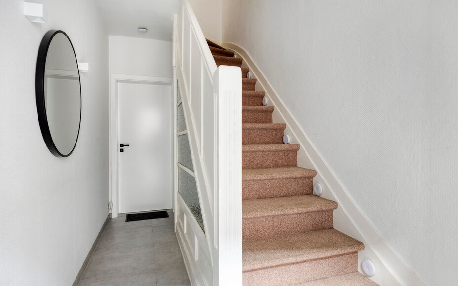 LEEMANS IMMOBILIËN vous propose cette maison rénovée, idéalement située au cœur d'Asse. Grâce à un cadre de vie agréable, un agencement pratique et un jardin accueillant, cette maison représente une opportunité intéressante pour ceux qui souha