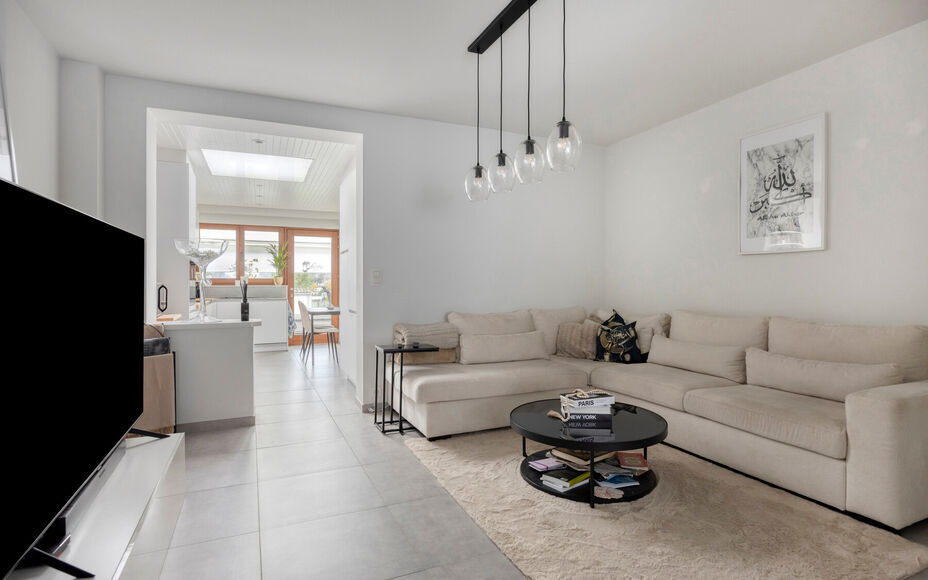 LEEMANS IMMOBILIËN vous propose cette maison rénovée, idéalement située au cœur d'Asse. Grâce à un cadre de vie agréable, un agencement pratique et un jardin accueillant, cette maison représente une opportunité intéressante pour ceux qui souha