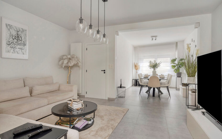 LEEMANS IMMOBILIËN vous propose cette maison rénovée, idéalement située au cœur d'Asse. Grâce à un cadre de vie agréable, un agencement pratique et un jardin accueillant, cette maison représente une opportunité intéressante pour ceux qui souha