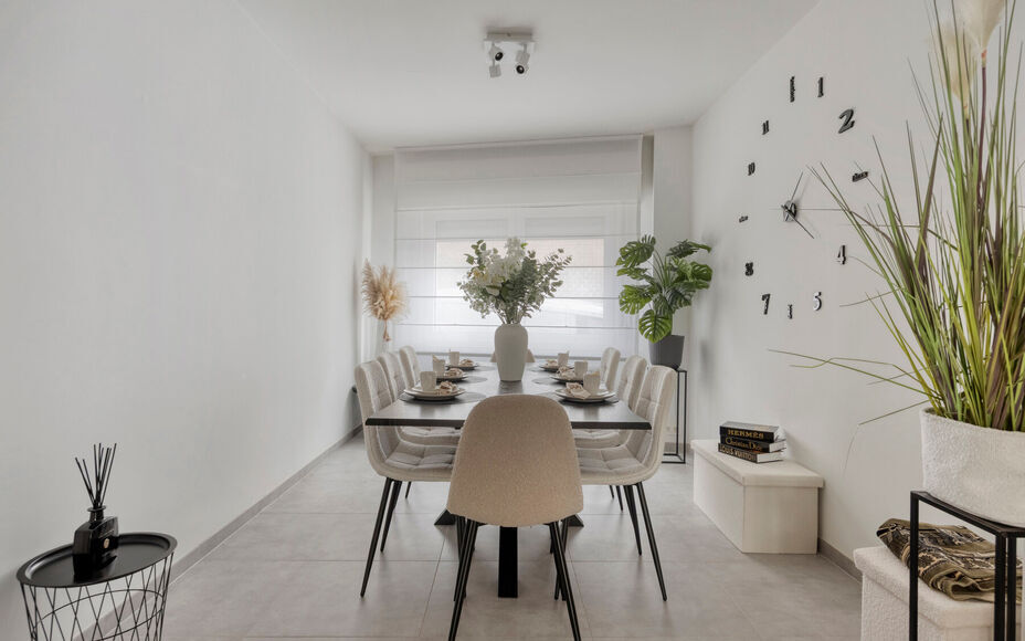 LEEMANS IMMOBILIËN vous propose cette maison rénovée, idéalement située au cœur d'Asse. Grâce à un cadre de vie agréable, un agencement pratique et un jardin accueillant, cette maison représente une opportunité intéressante pour ceux qui souha