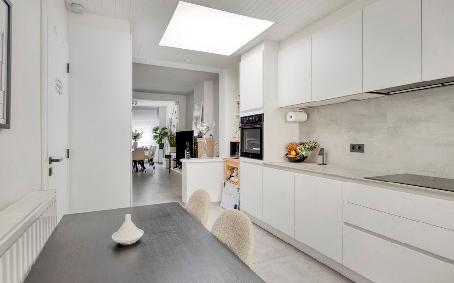 LEEMANS IMMOBILIËN vous propose cette maison rénovée, idéalement située au cœur d'Asse. Grâce à un cadre de vie agréable, un agencement pratique et un jardin accueillant, cette maison représente une opportunité intéressante pour ceux qui souha