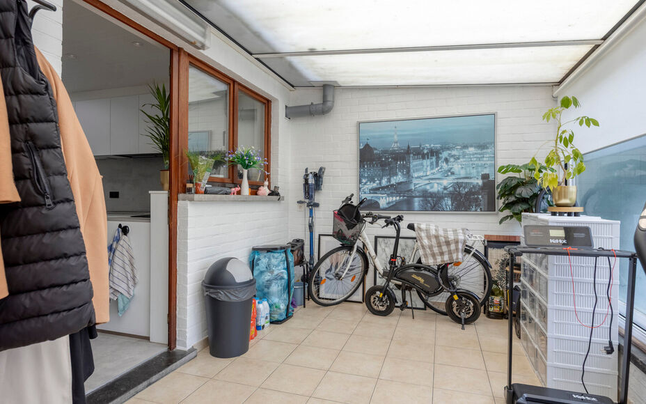 LEEMANS IMMOBILIËN vous propose cette maison rénovée, idéalement située au cœur d'Asse. Grâce à un cadre de vie agréable, un agencement pratique et un jardin accueillant, cette maison représente une opportunité intéressante pour ceux qui souha