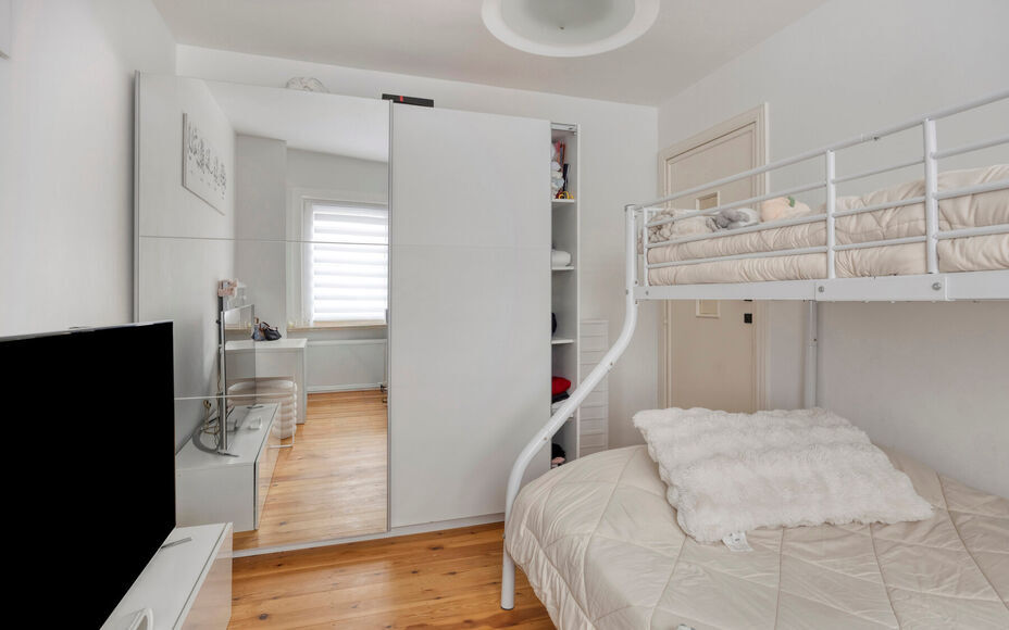LEEMANS IMMOBILIËN vous propose cette maison rénovée, idéalement située au cœur d'Asse. Grâce à un cadre de vie agréable, un agencement pratique et un jardin accueillant, cette maison représente une opportunité intéressante pour ceux qui souha