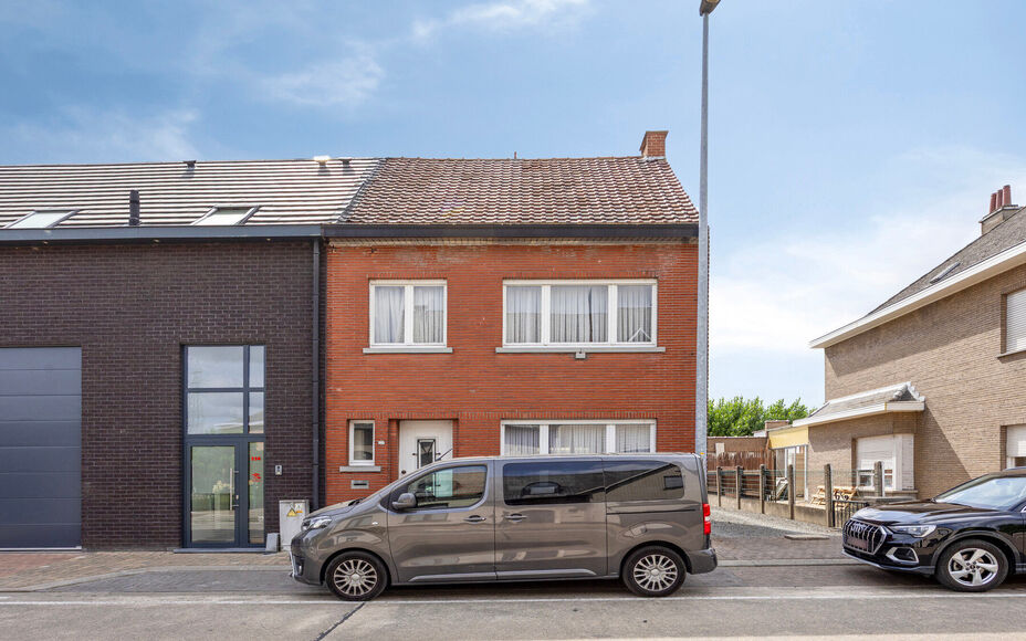 Leemans Real Estate vous présente cette maison idéalement située à Denderleeuw, offrant un potentiel de rénovation. Grâce à sa situation centrale, toutes les commodités sont facilement accessibles : commerces, écoles, transports en commun et ins