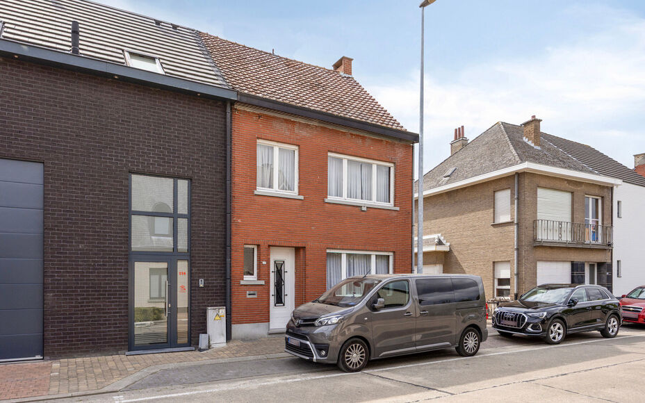 Leemans Real Estate vous présente cette maison idéalement située à Denderleeuw, offrant un potentiel de rénovation. Grâce à sa situation centrale, toutes les commodités sont facilement accessibles : commerces, écoles, transports en commun et ins