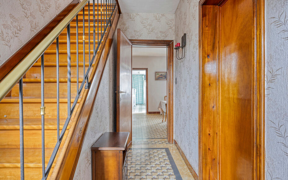Leemans Real Estate vous présente cette maison idéalement située à Denderleeuw, offrant un potentiel de rénovation. Grâce à sa situation centrale, toutes les commodités sont facilement accessibles : commerces, écoles, transports en commun et ins