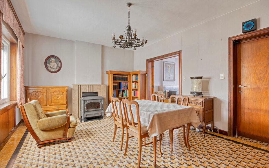 Leemans Real Estate vous présente cette maison idéalement située à Denderleeuw, offrant un potentiel de rénovation. Grâce à sa situation centrale, toutes les commodités sont facilement accessibles : commerces, écoles, transports en commun et ins