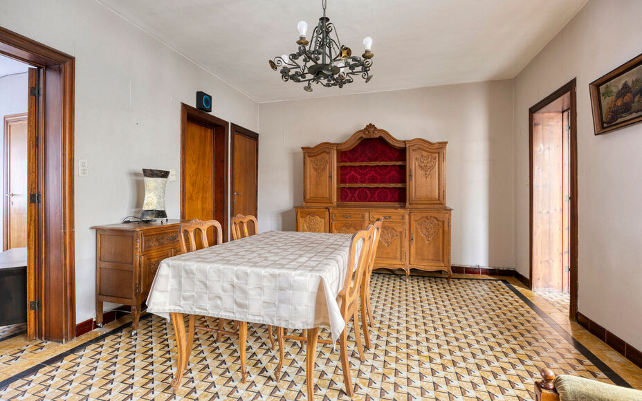 Leemans Real Estate vous présente cette maison idéalement située à Denderleeuw, offrant un potentiel de rénovation. Grâce à sa situation centrale, toutes les commodités sont facilement accessibles : commerces, écoles, transports en commun et ins